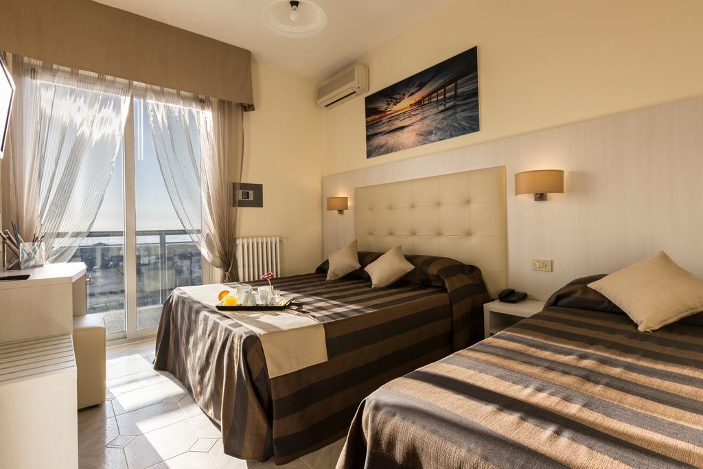 Hotel King Марина-ді-П'єтразанта Номер фото
