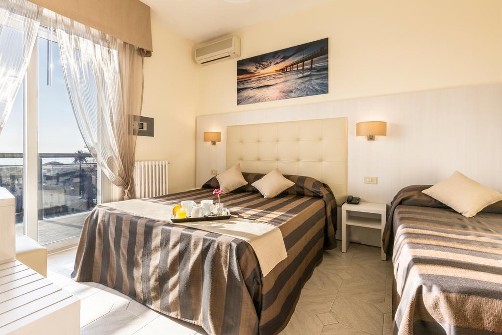 Hotel King Марина-ді-П'єтразанта Номер фото