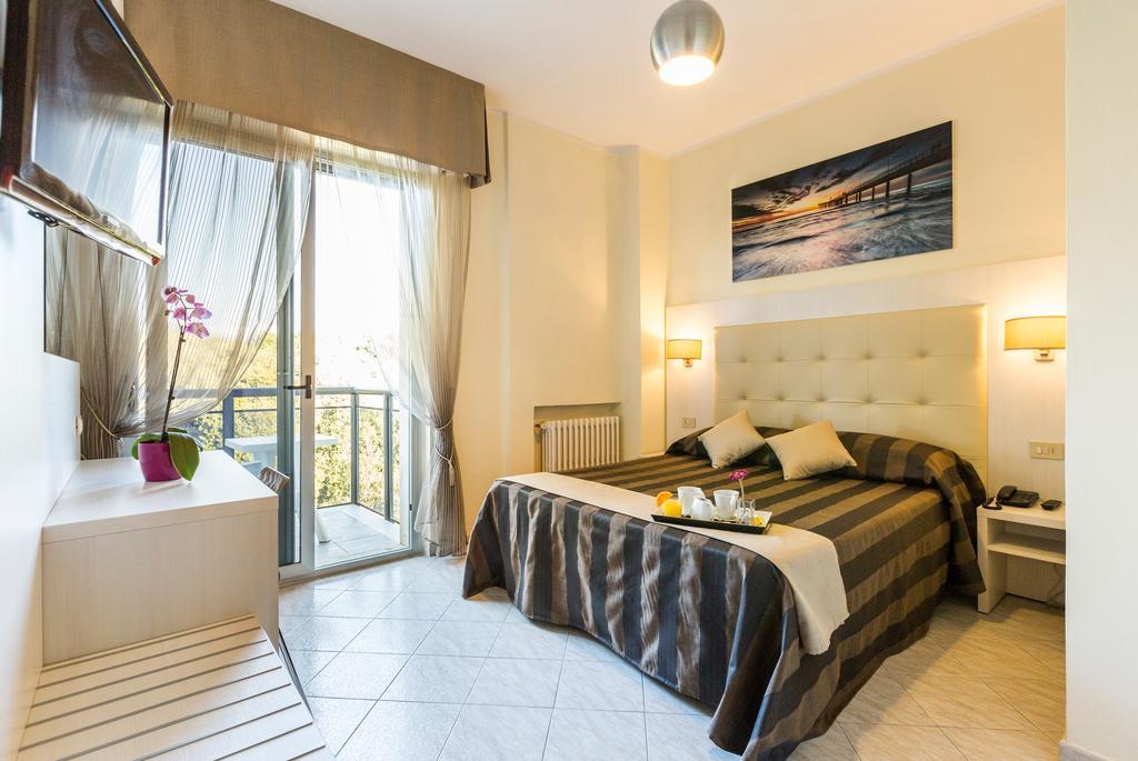 Hotel King Марина-ді-П'єтразанта Екстер'єр фото