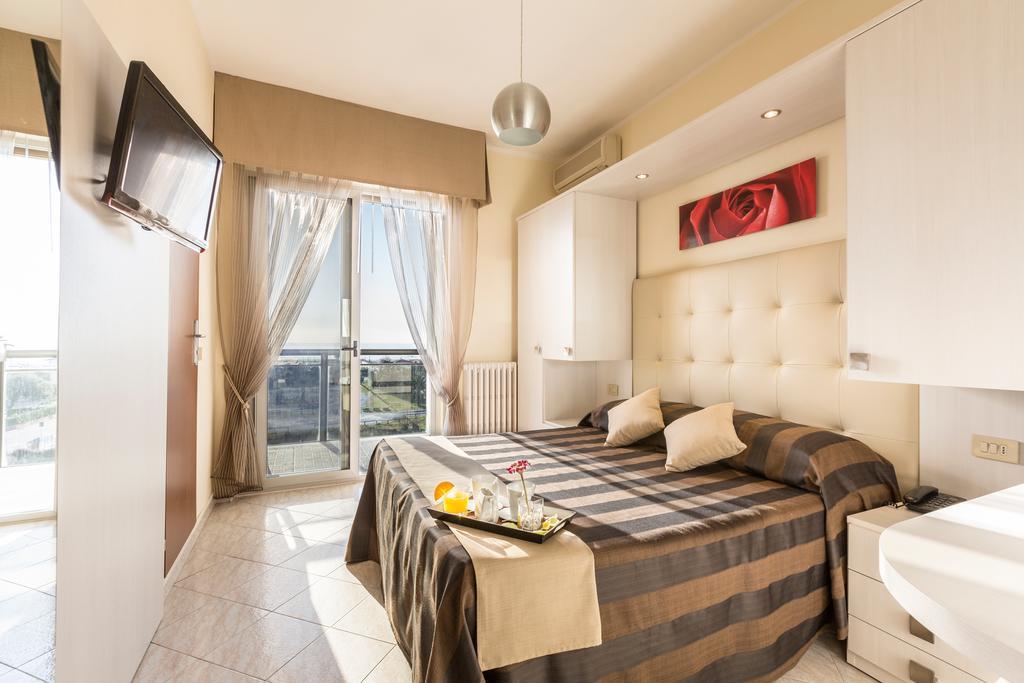 Hotel King Марина-ді-П'єтразанта Номер фото