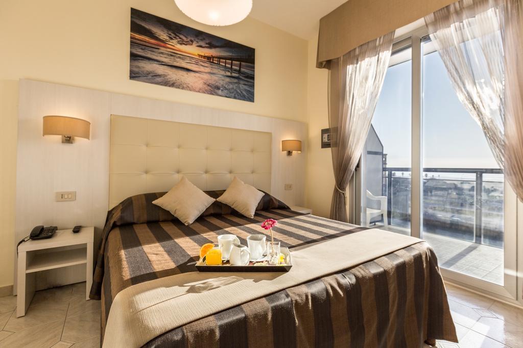 Hotel King Марина-ді-П'єтразанта Номер фото