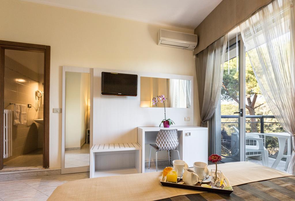 Hotel King Марина-ді-П'єтразанта Номер фото