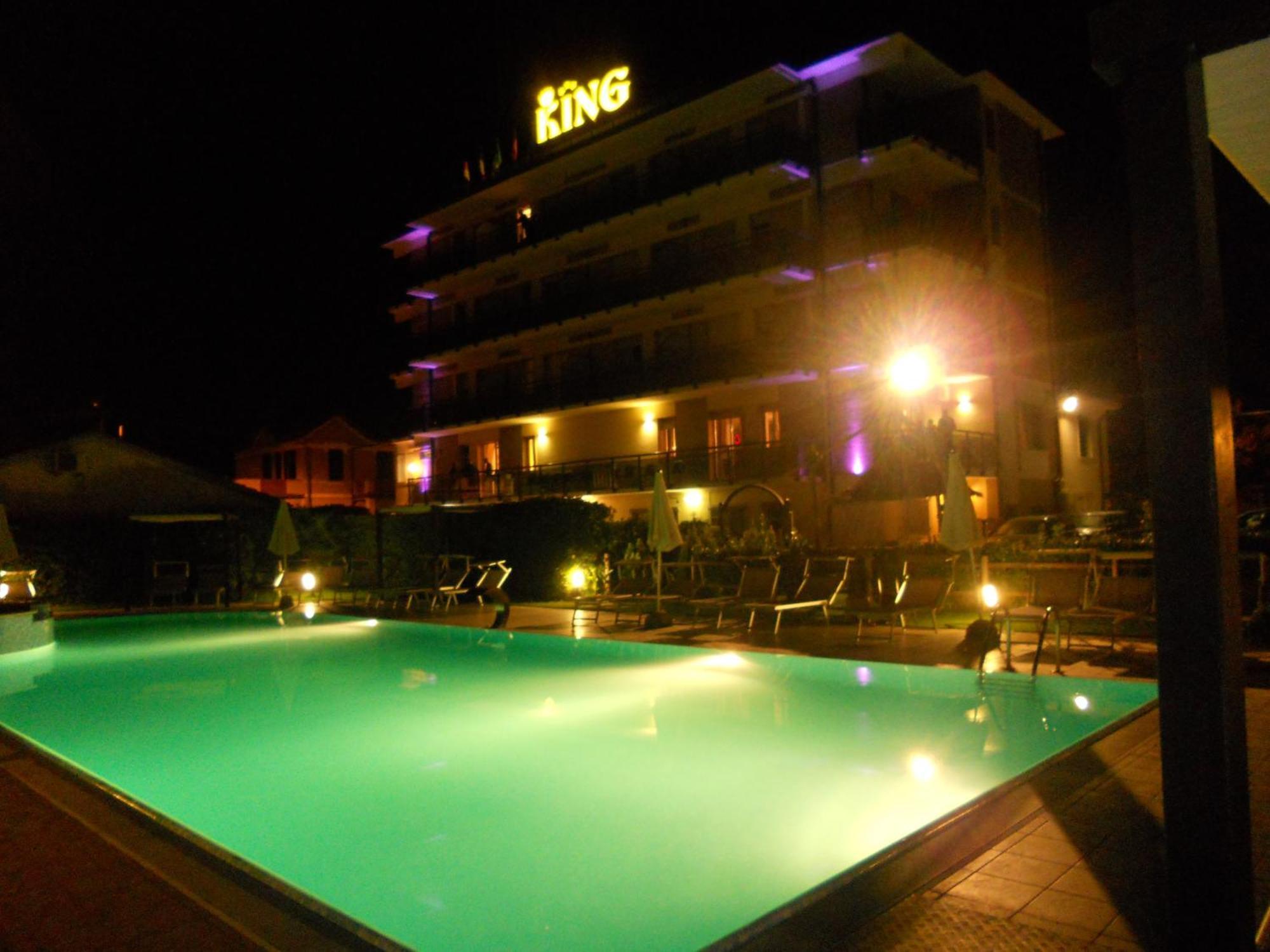 Hotel King Марина-ді-П'єтразанта Екстер'єр фото