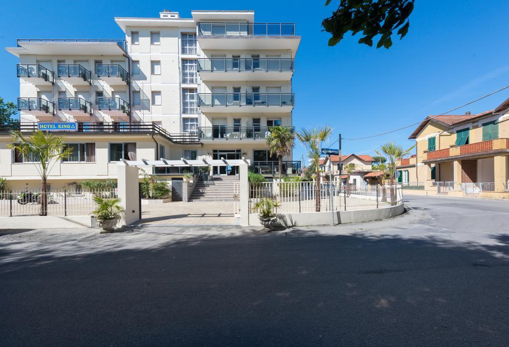 Hotel King Марина-ді-П'єтразанта Екстер'єр фото